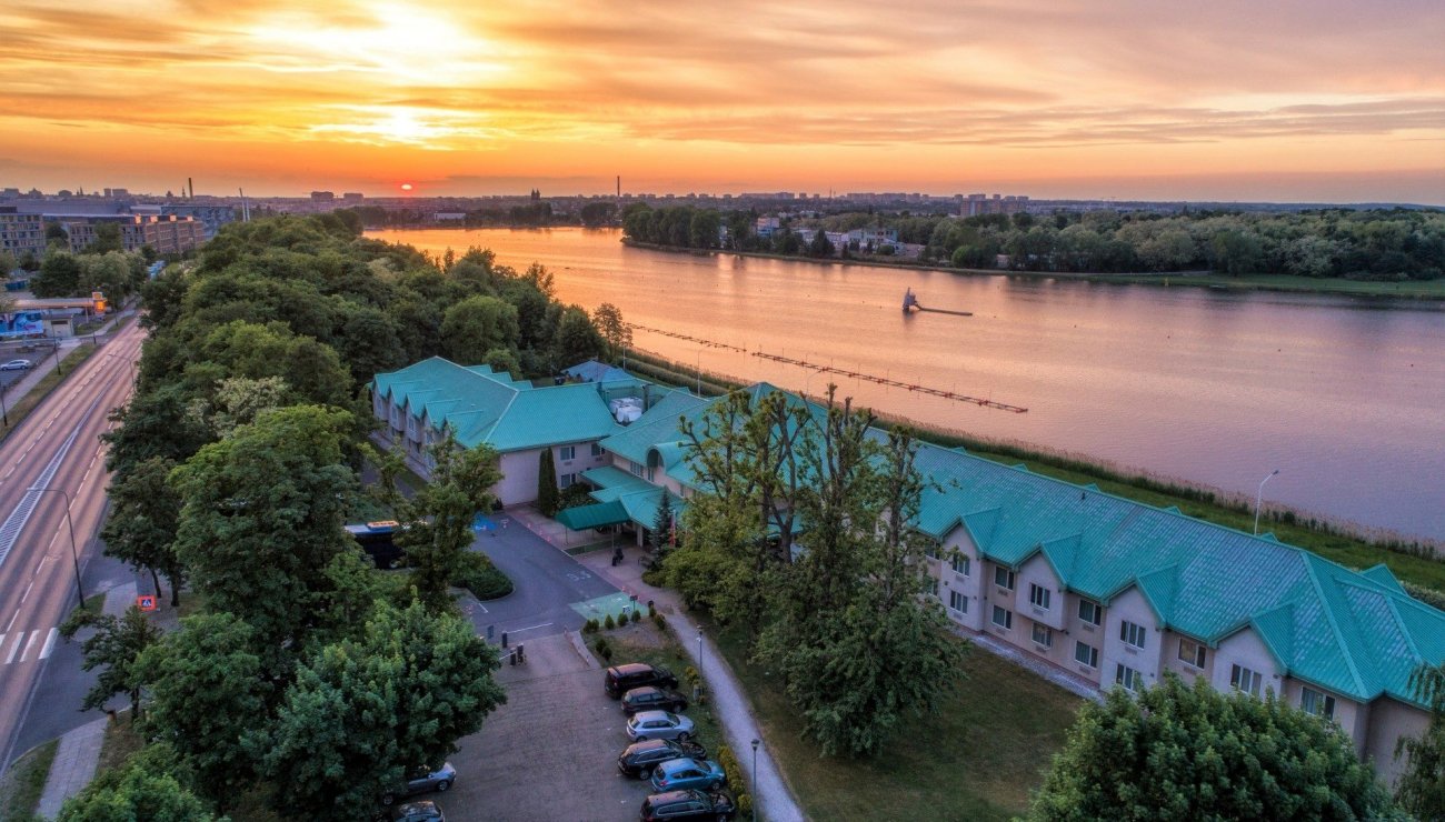 Ein Hotel am Posener Malta-See