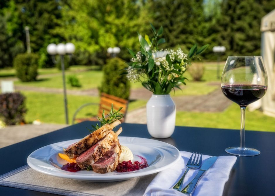 Frühstück mit Blick auf den Garten