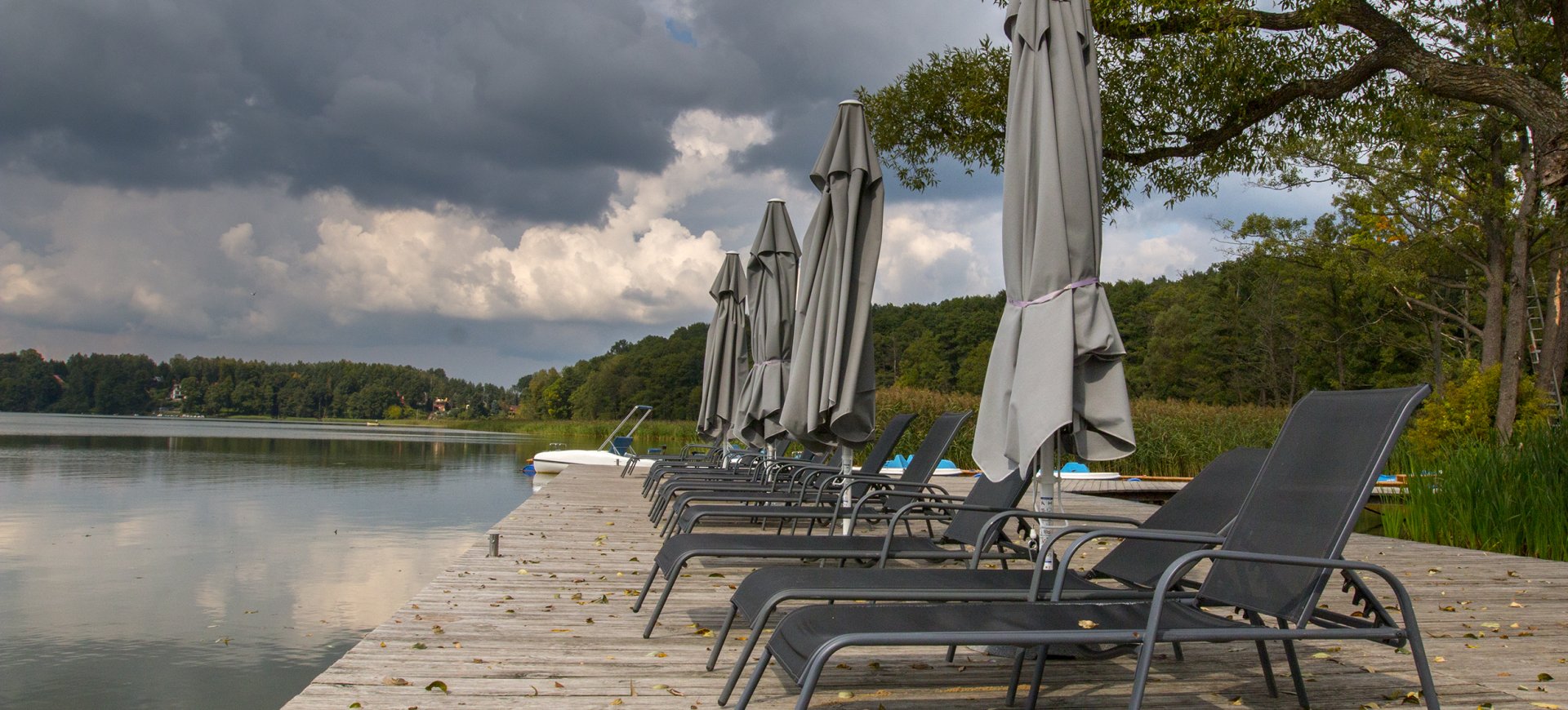 Dlaczego hotel nad jeziorem oferuje więcej niż kemping pod namiotem?