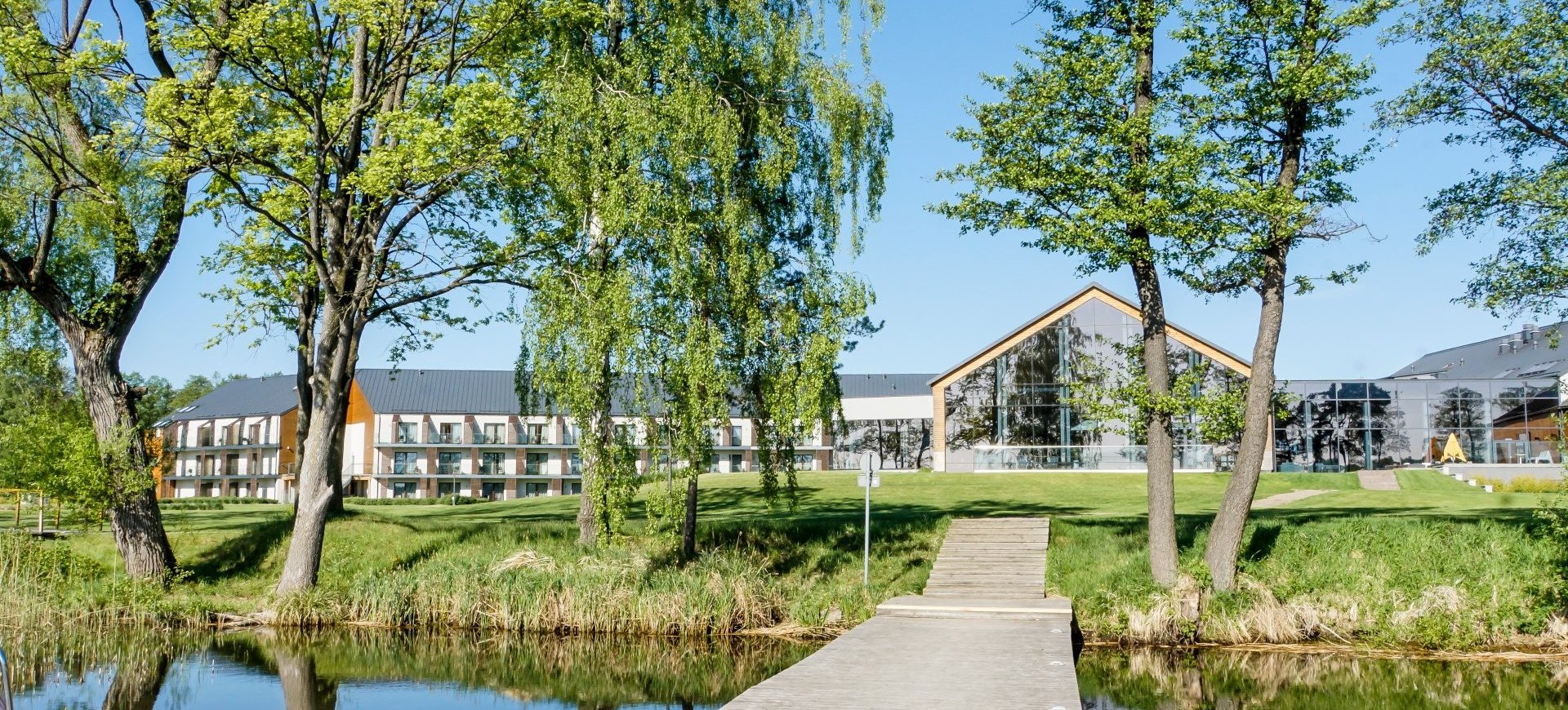 Dlaczego pobyt w hotelu nad jeziorem jesienią ma wyjątkowy klimat?