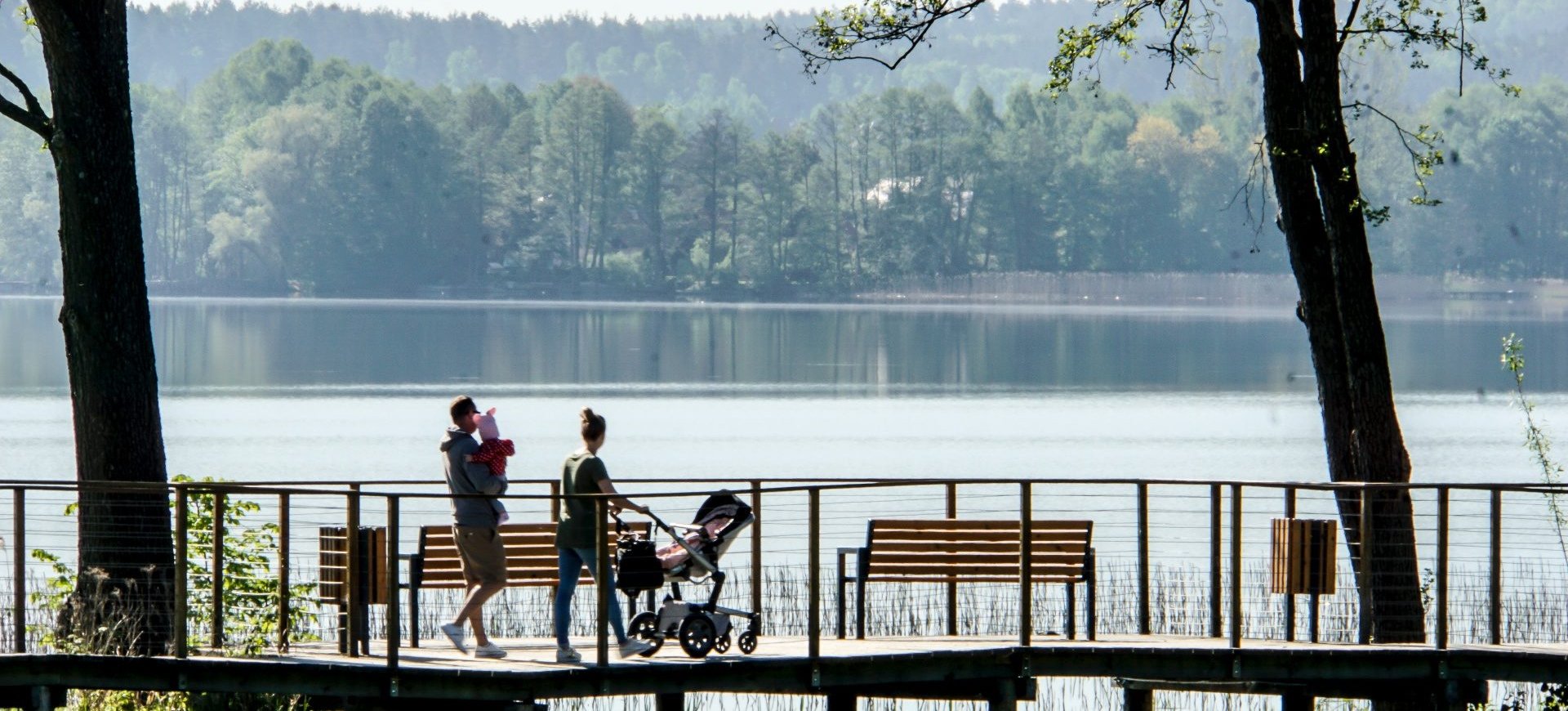 Hotel nad jeziorem czy urlop za granicą – co wybrać dla rodziny?