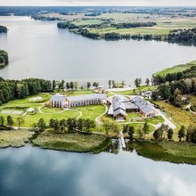 Wypoczynek nad wodą - dlaczego warto wybrać hotel nad jeziorem?