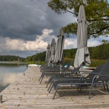 Dlaczego hotel nad jeziorem oferuje więcej niż kemping pod namiotem?
