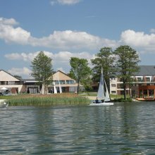 Hotel nad jeziorem czy domek w lesie – co lepsze na relaks?