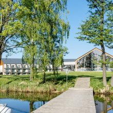 Dlaczego pobyt w hotelu nad jeziorem jesienią ma wyjątkowy klimat?