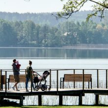 Hotel nad jeziorem czy urlop za granicą – co wybrać dla rodziny?