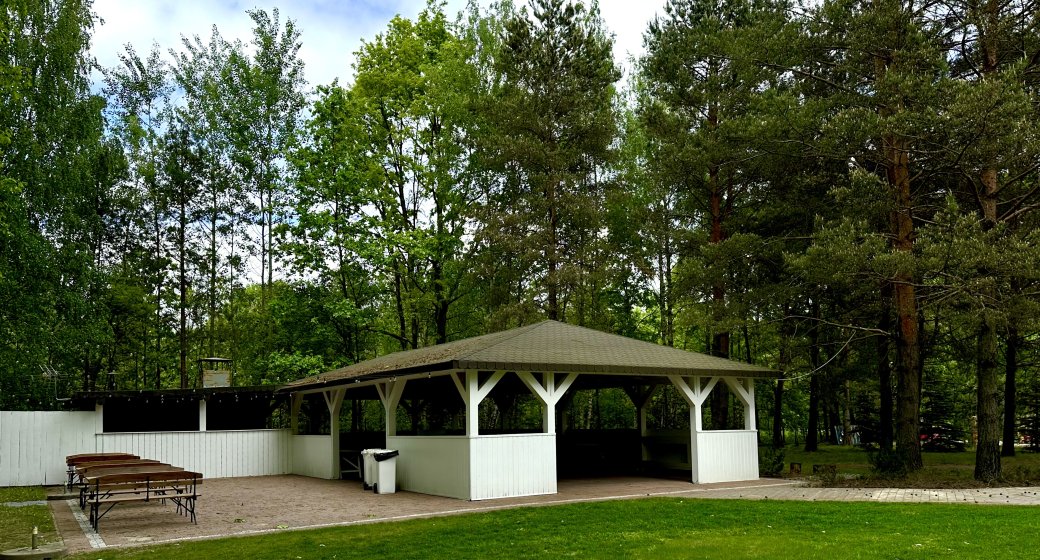 <span>Summerhouse</span> <br> and a bonfire