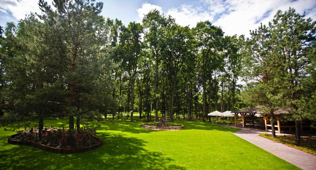 <span>Green area</span> <br> surrounding the hotel