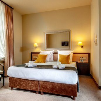 Cichy i czysty hotel z dobrym śniadaniem.