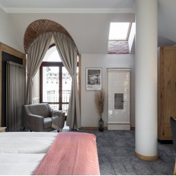 luksusowy apartament Zakopane, ręcznie ozdabiane kaflowe kominki, dębowe meble, wygodne łóżko