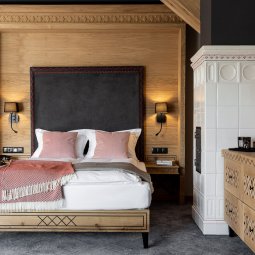 ekskluzywny apartament Zakopane, ręcznie ozdabiane kaflowy kominek, dębowe meble, wygodne łóżko małżeńskie