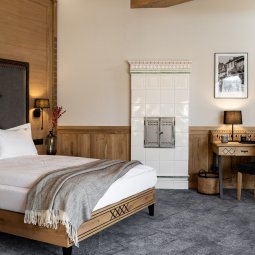 ręcznie ozdabiany kaflowy kominek, dębowe meble, wygodne łóżko, romantyczny hotel zakopane