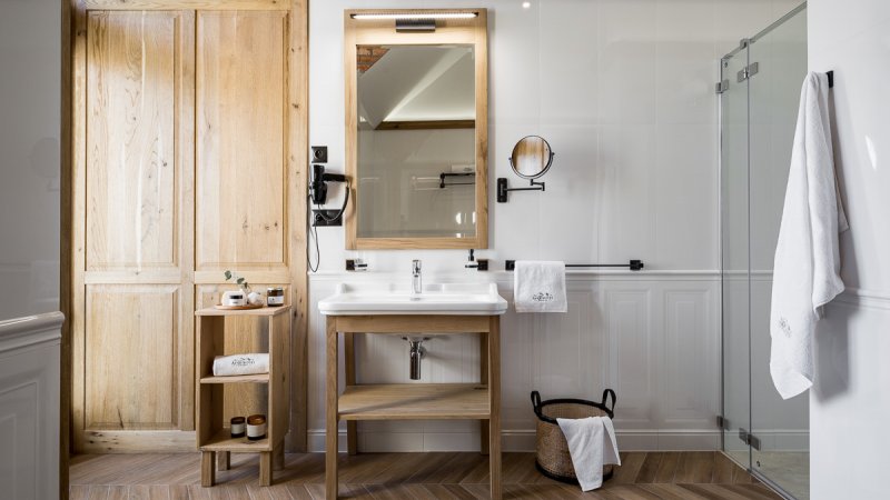 zakopane, apartament, detale łazienki, lustro powiększające wysuwane, galanteria hotelowa, suszarka