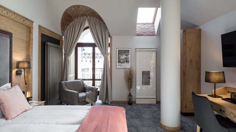 luksusowy apartament Zakopane, ręcznie ozdabiane kaflowe kominki, dębowe meble, wygodne łóżko