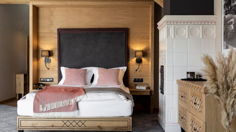 ekskluzywny apartament Zakopane, ręcznie ozdabiane kaflowy kominek, dębowe meble, wygodne łóżko małżeńskie