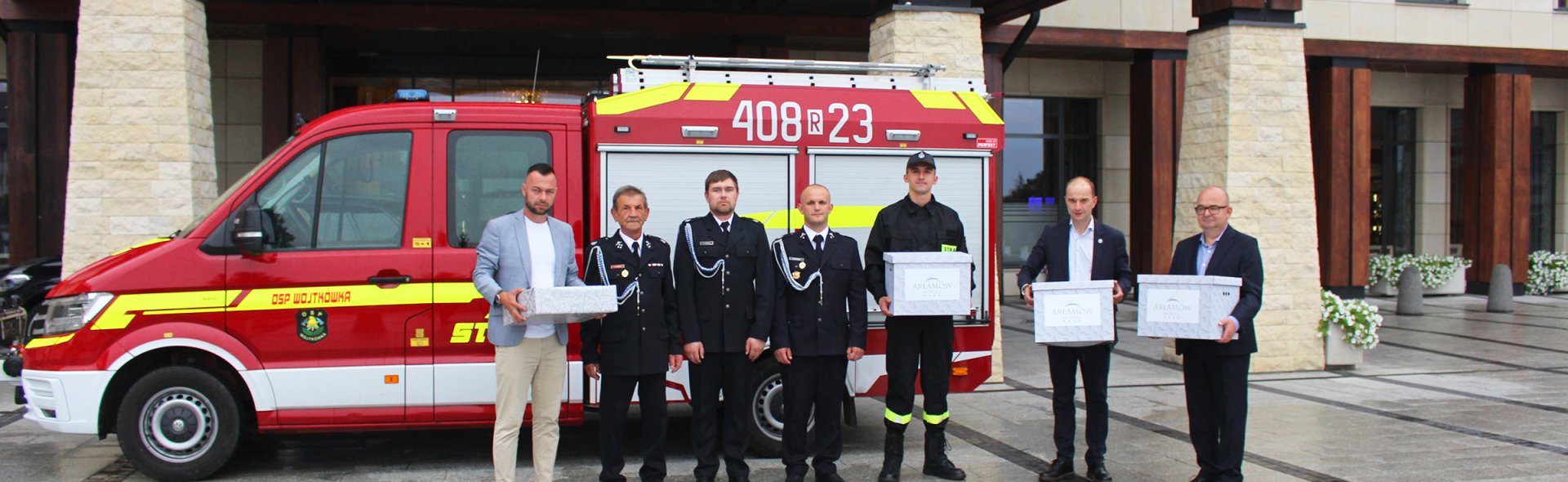 Hotel Arłamów przekazał mundury strażakom z OSP Wojtkówka