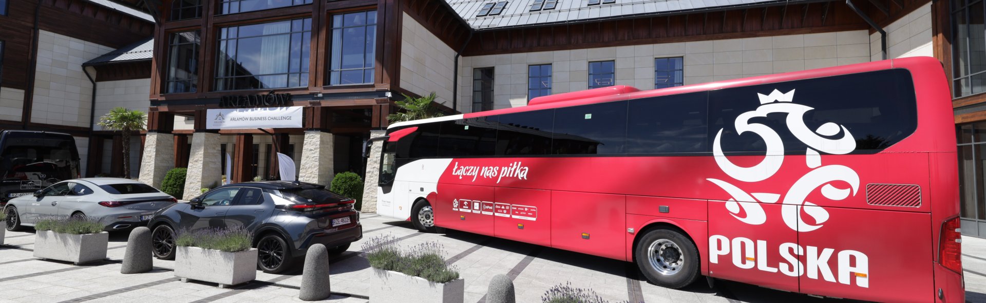 Kadra piłkarek opuszcza Hotel Arłamów po intensywnym zgrupowaniu przed EURO 2025