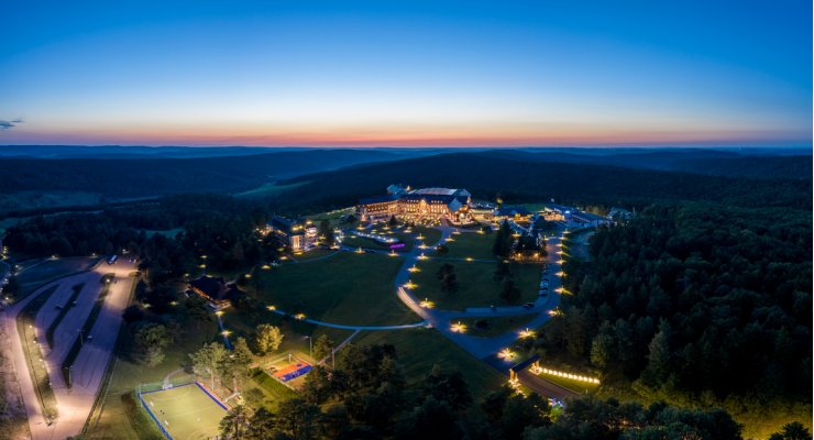 Готель та його оточення