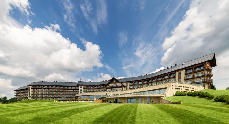 Готель та його оточення