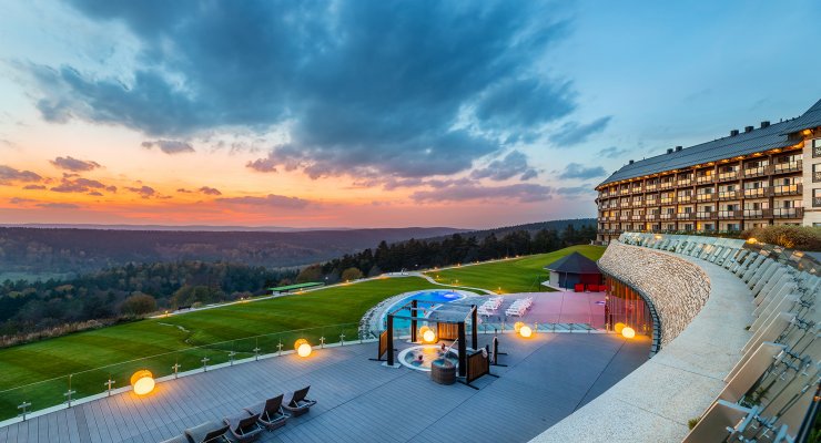 Готель та його оточення