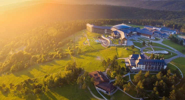 Готель та його оточення