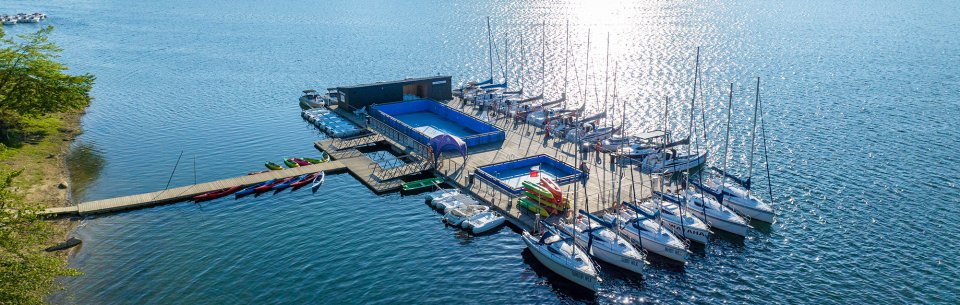 Woda i wiatr: Piękne górskie widoki i relaks nad wodą w jednym miejscu