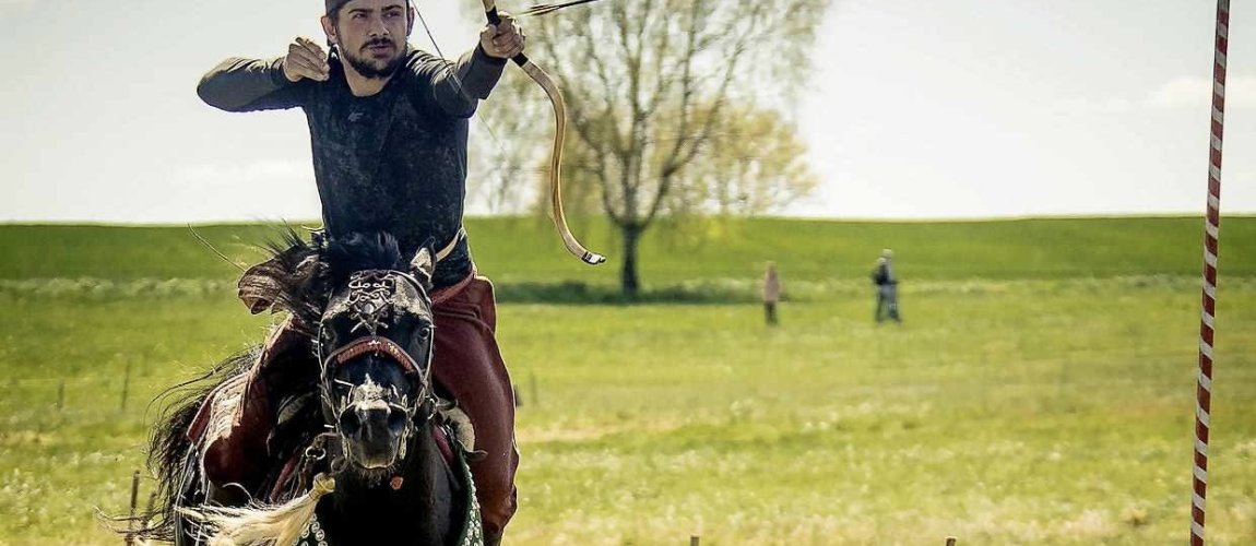 Pokaz łucznictwa konnego