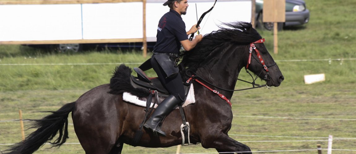 Pokaz łucznictwa konnego