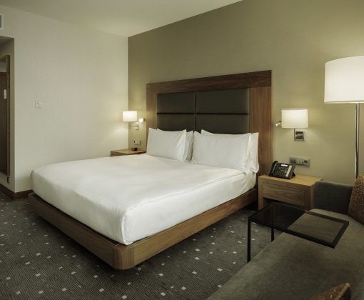 Standard King z sofą