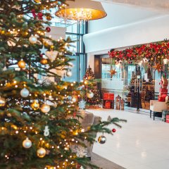 Weihnachtlicher Glanz in der Dune-Lobby