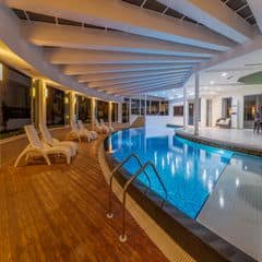 Jak efektywnie wykorzystać pobyt w hotelu z basenem i spa, aby zregenerować ciało i umysł?