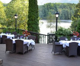 Taras z widokiem na jezioro