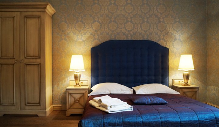 Pokój niebieski Junior Suite o podwyższonym standardzie z łazienką w Hotelu Berberys Kazimierz Dolny