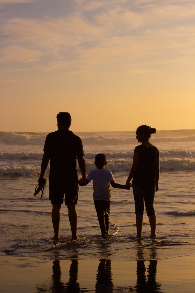 Why is it worth going on a family winter holiday at the seaside?