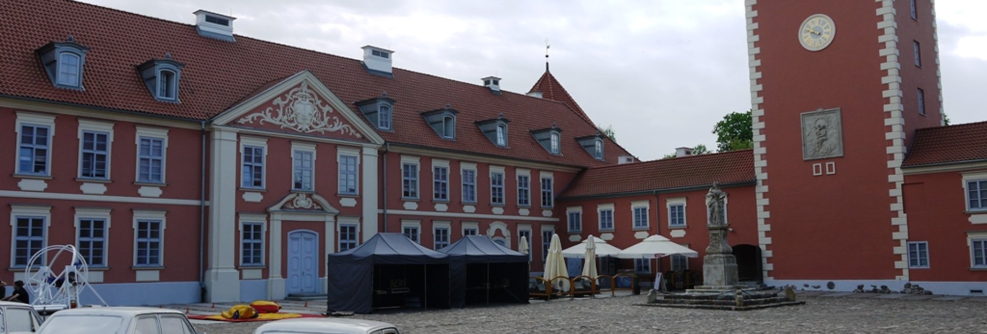 Dziedziniec hotelu na integrację