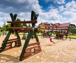 Piracki plac zabaw z trampoliną