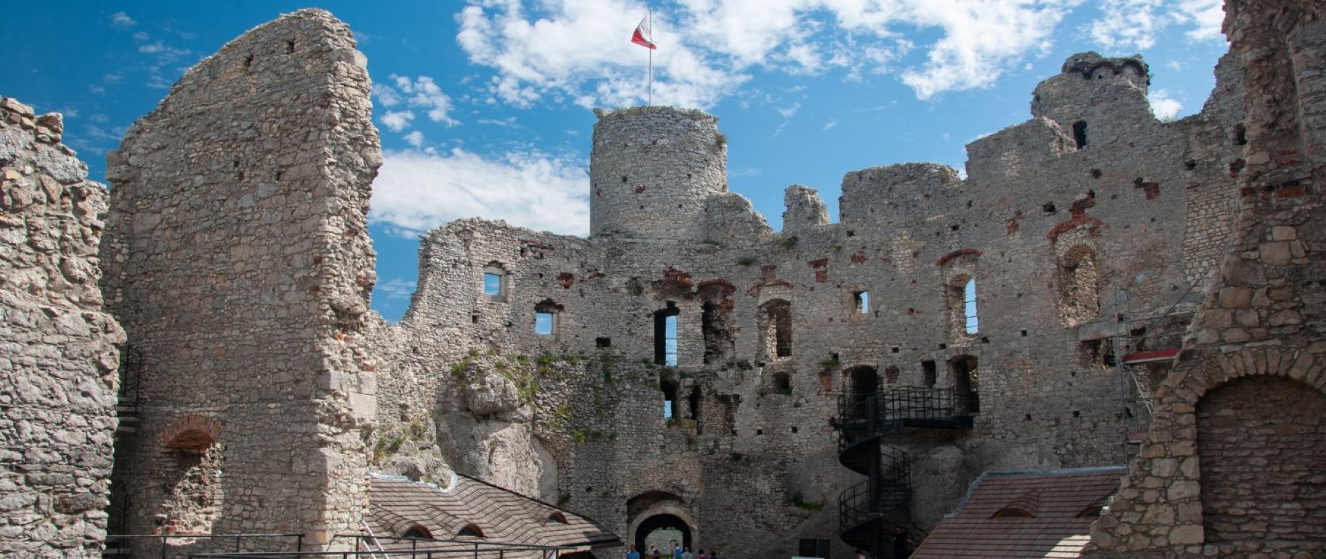 Hrad Ogrodzieniec – král polských zřícenin na Stezce Orlích hnízd