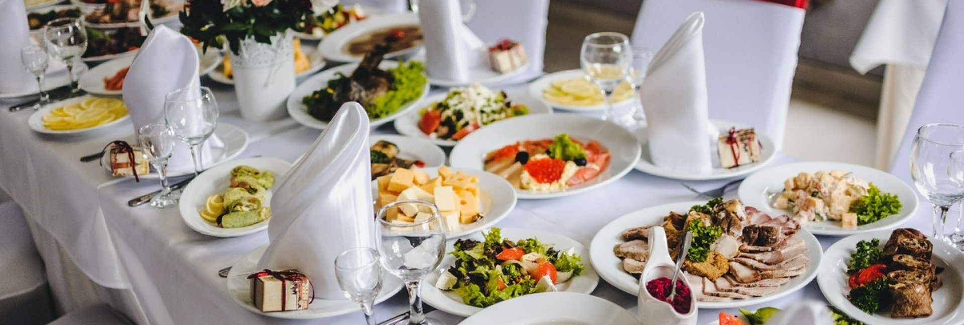 Jakie są najnowsze trendy w menu weselnym?
