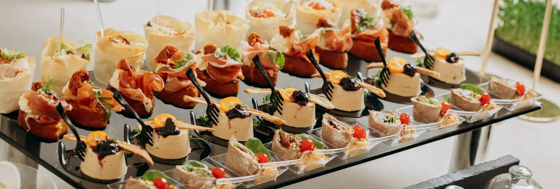 Jakie możliwości cateringu oferujemy dla różnych imprez okolicznościowych?