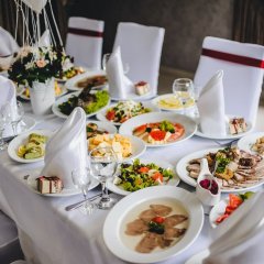 Jakie są najnowsze trendy w menu weselnym?