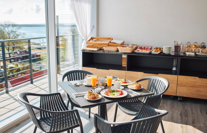 ŚNIADANIA Z WIDOKIEM NA JEZIORO