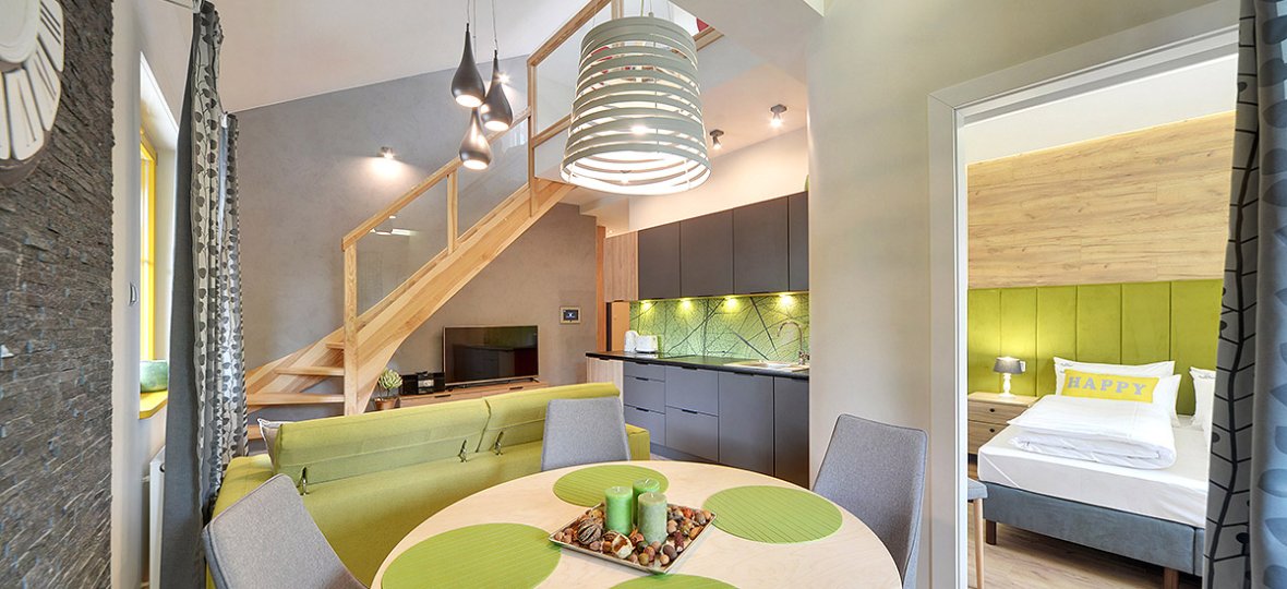 Der zweistöckige Grand-Apartment mit offenem Zwischengeschoss und Balkon