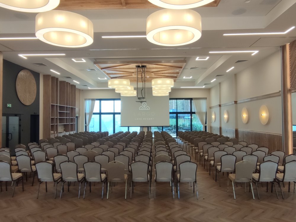 Sala konferencyjna Flauta Kaszub, ustawienie kinowe