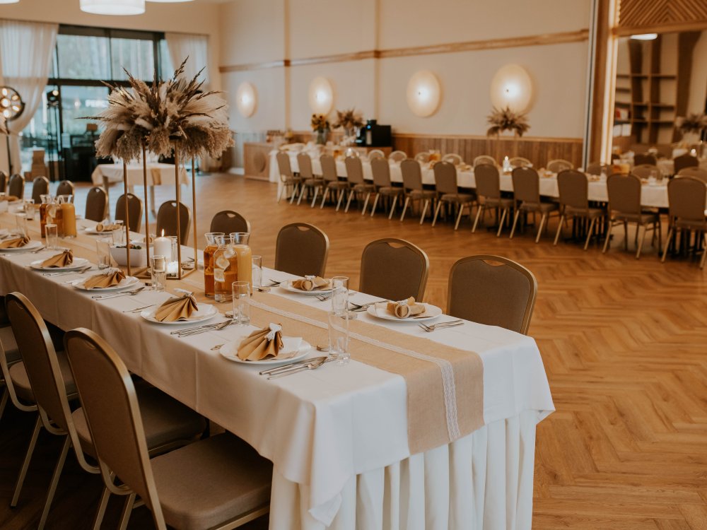 Nowa sala weselna Largo nakryta do przyjęcia, dekoracje w stylu boho