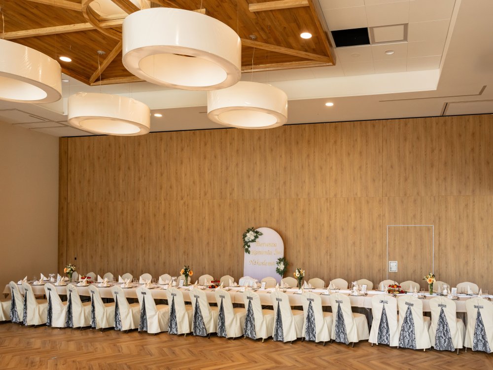 Sala Flauta Kaszub w ustawieniu bankietowym z żyrandolami