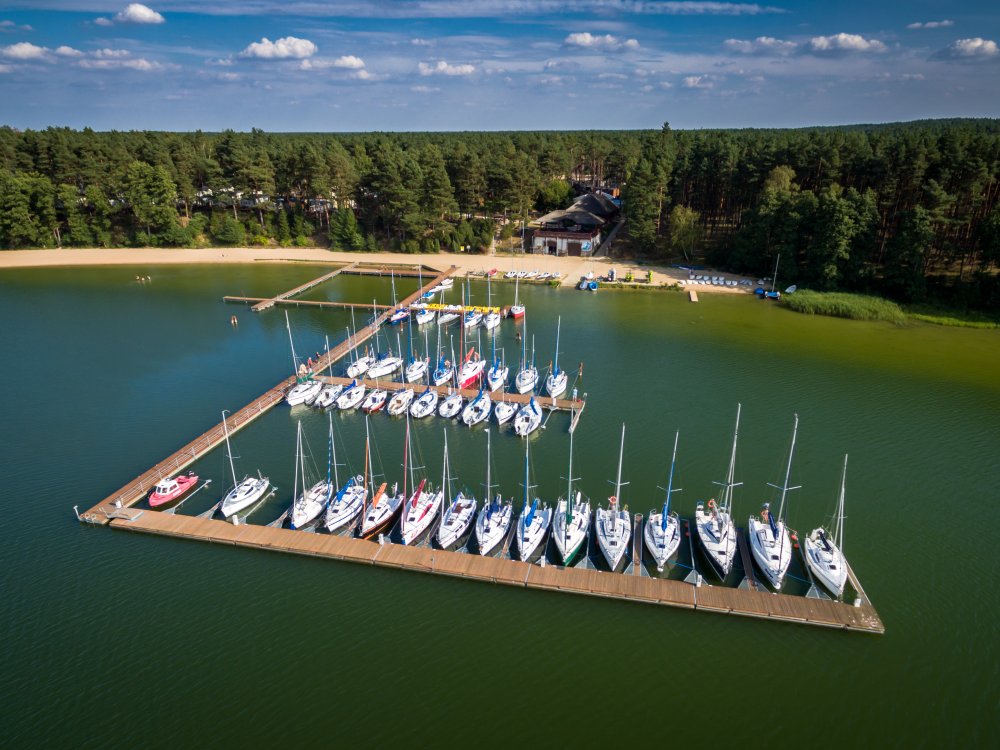Marina Largo z jachtami nad jeziorem Wdzydze z lotu ptaka