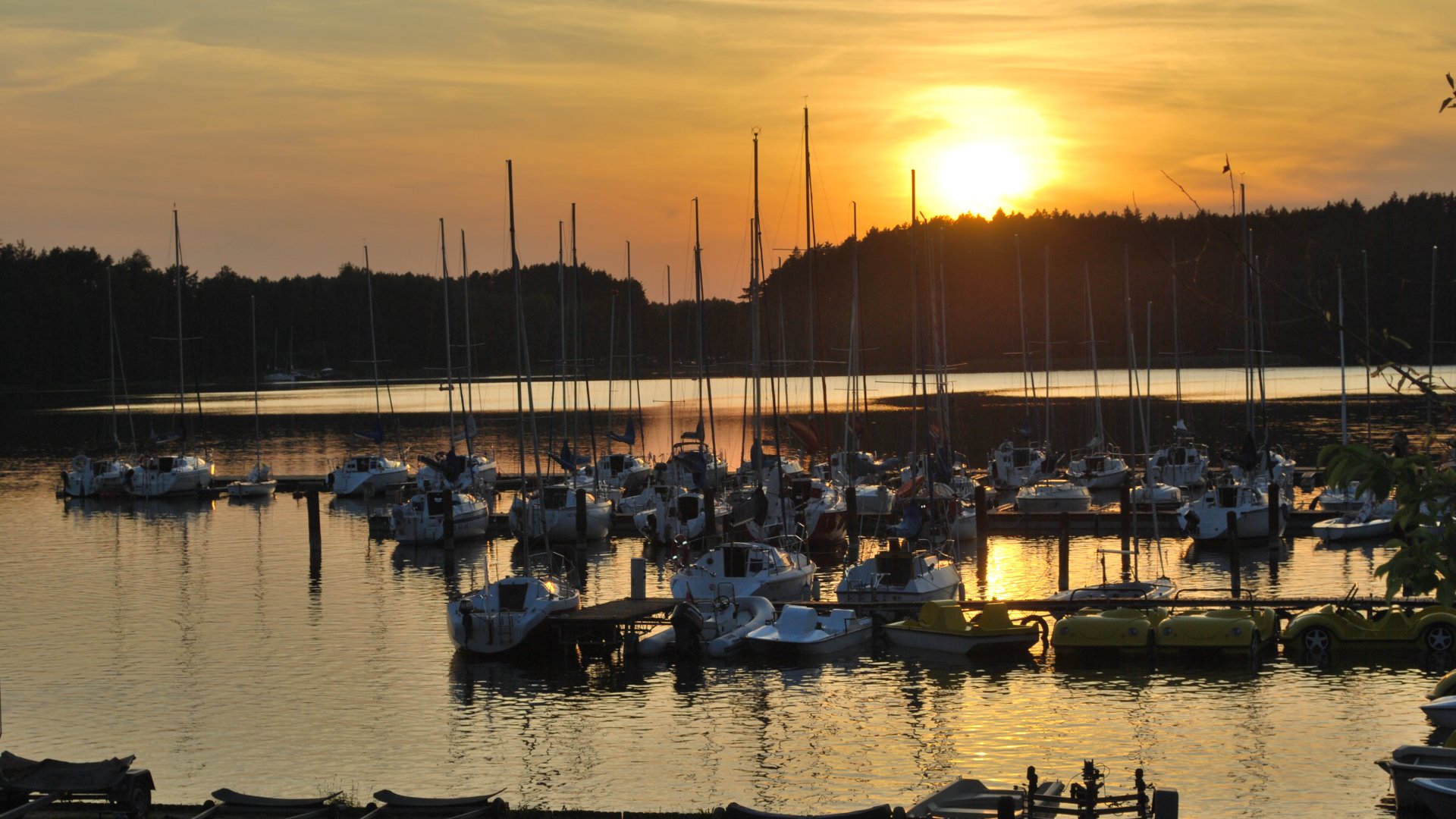 Marina Largo Lake Resort o zachodzie słońca nad jeziorem Wdzydze
