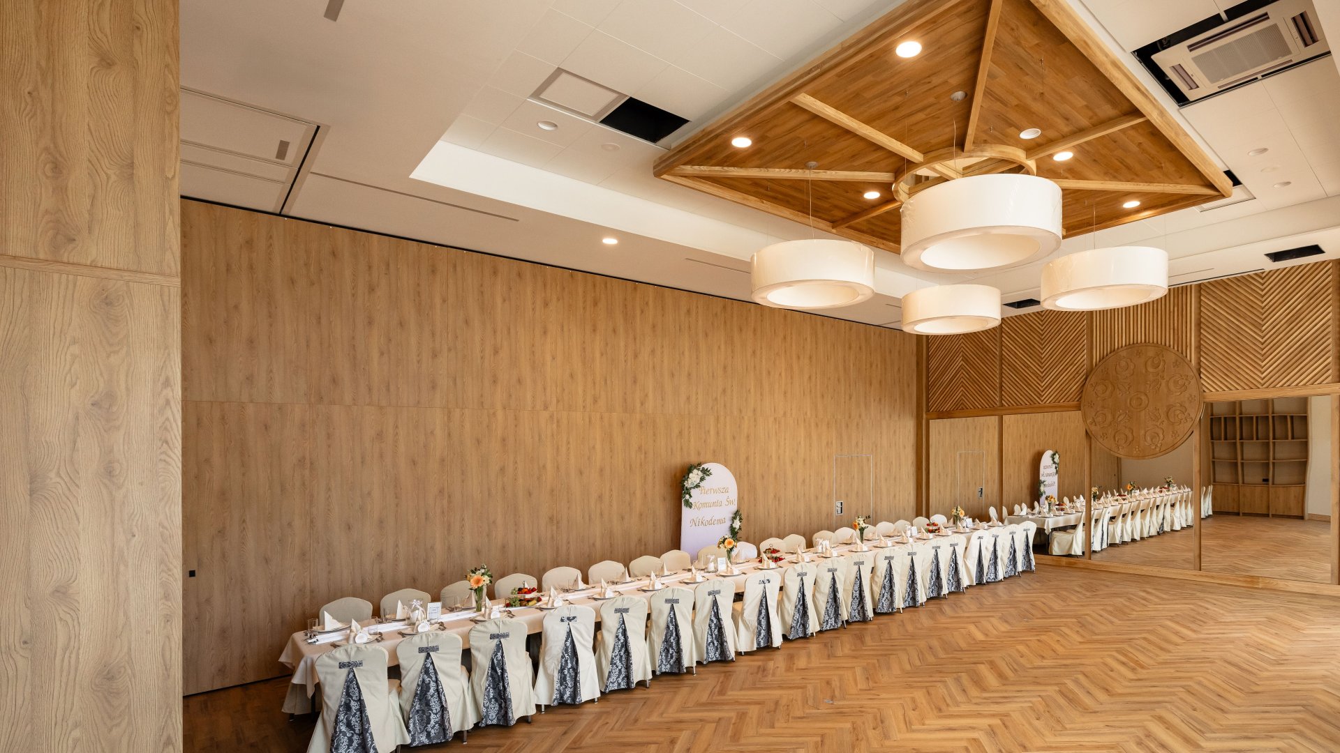 Sala Flauta Kaszub nakryta do bankietu, drewniany strop i okna na jezioro