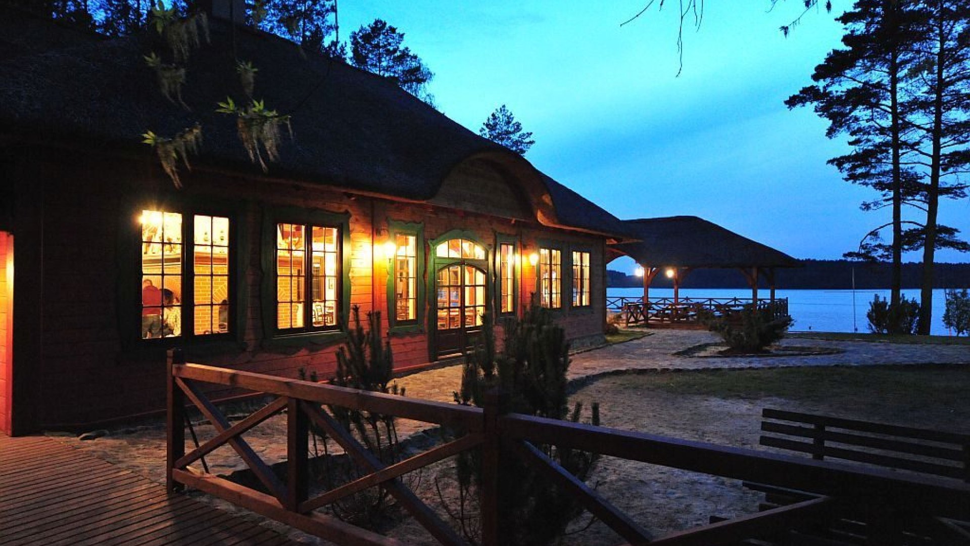Karczma Largo Lake Resort o zmierzchu nad jeziorem