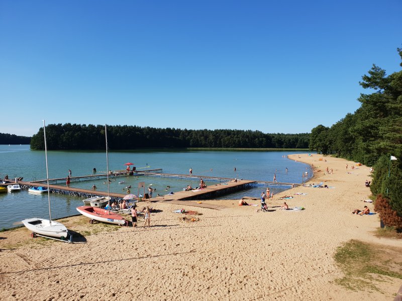 Plaża z łagodnym zejściem do jeziora Wdzydze